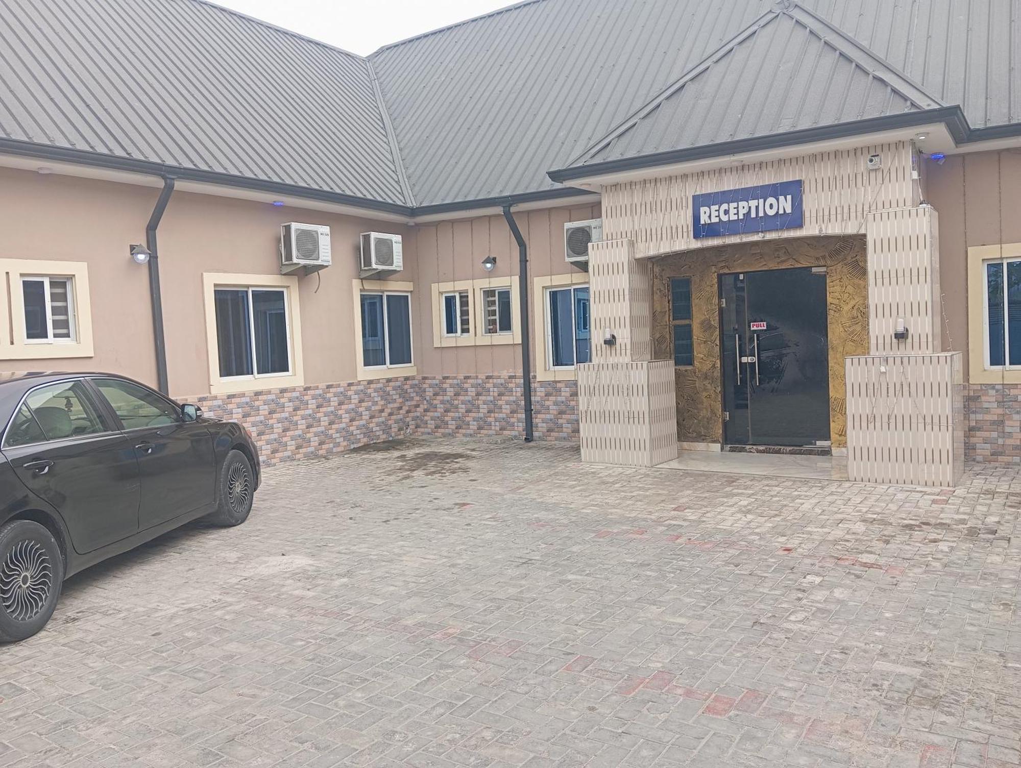 Charles Groove Hotel & Suit Порт Харкорт Екстериор снимка